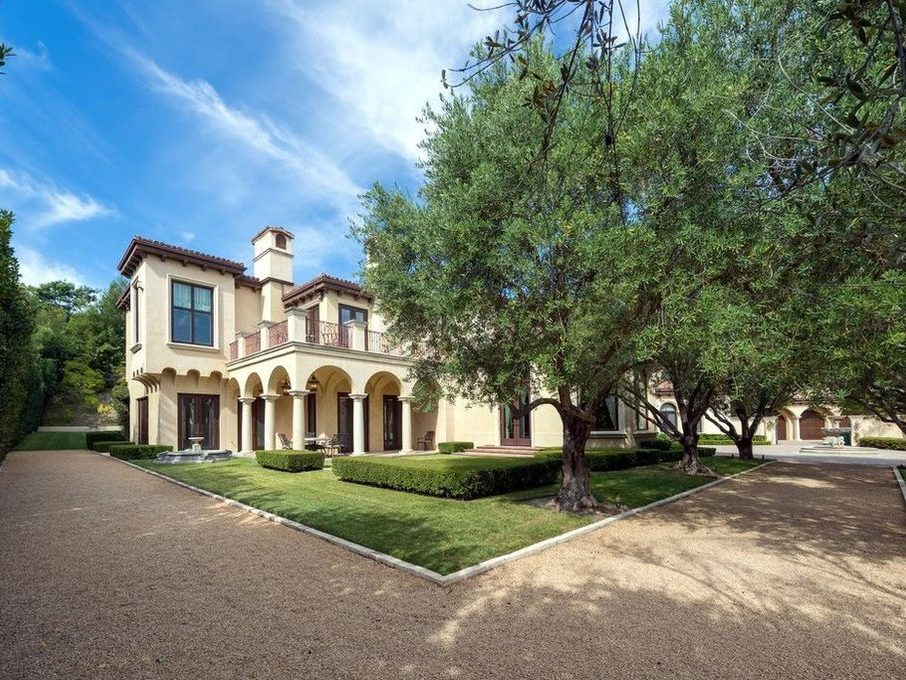 Sofia Vergara háza a kerti útról (Fotó: dirt.com)