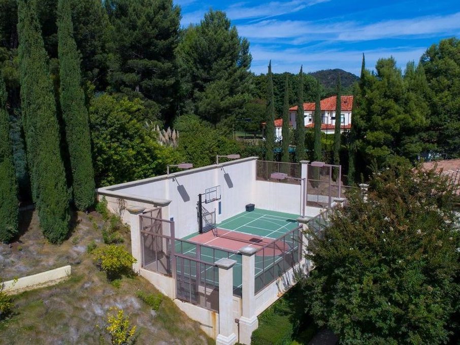 Teniszpálya a kertben (Fotó: dirt.com)