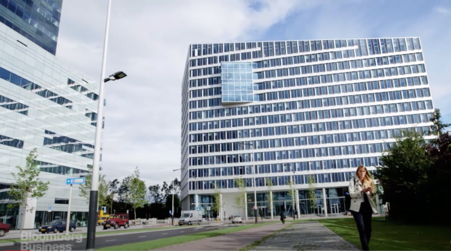 Az amszterdami EDGE, a világ legzöldebb épülete (Fotó: Youtube)