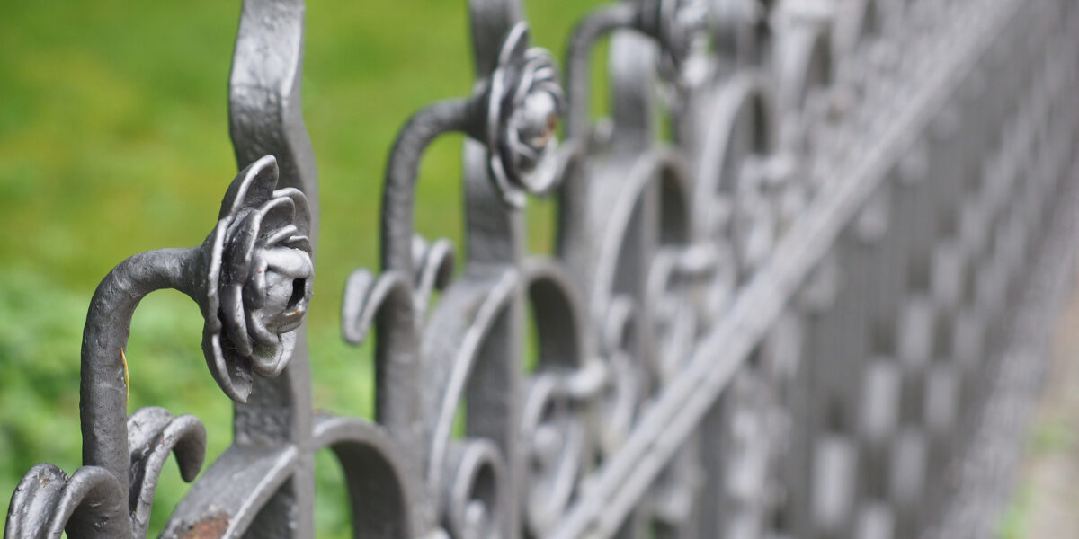 Dekoratív fém kerítés (Fotó: Pixabay)