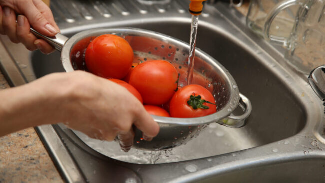 Zöldségmosáskor keletkező szürkevíz (fotó: Freepik)