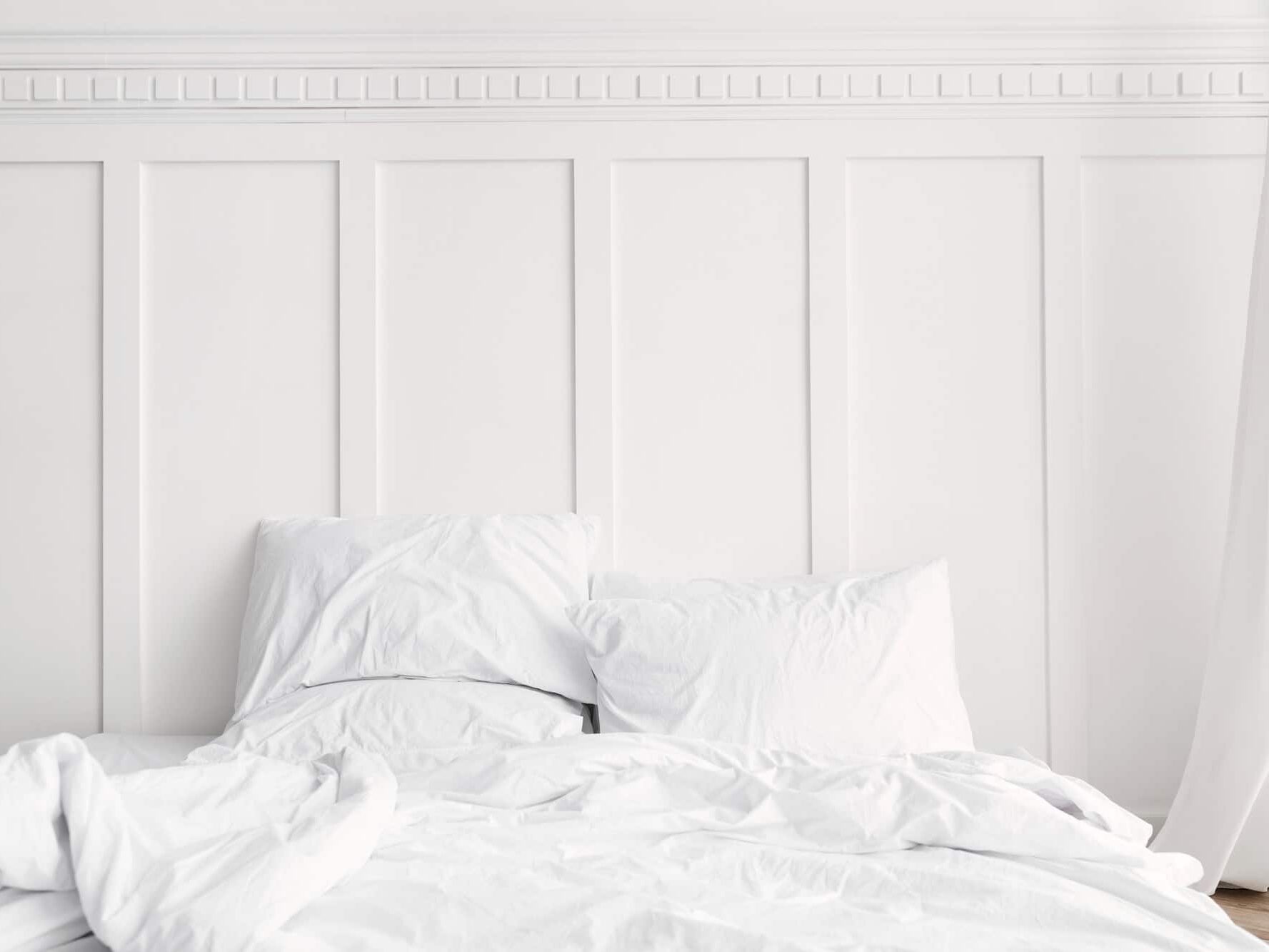 Fehér ágy - tiszta szoba (Fotó: Freepik)